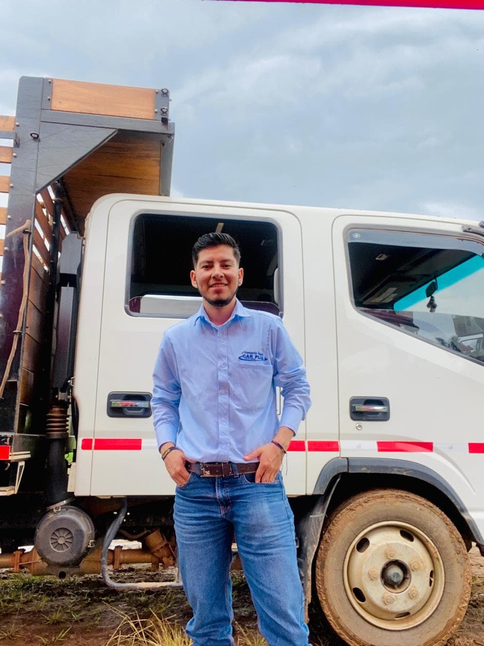 Empleado de Car Plus con camión