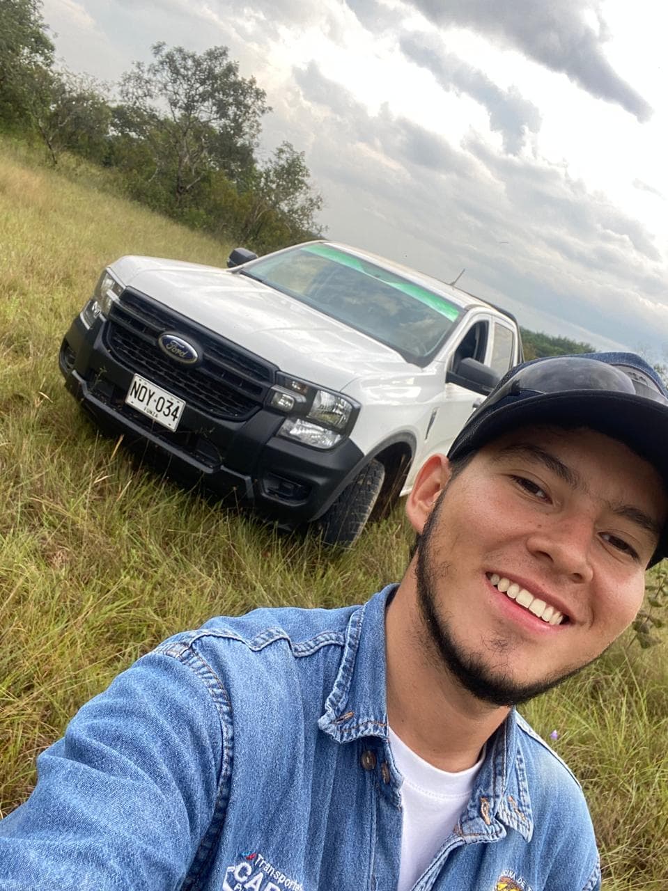 Empleado de Car Plus con camioneta Ford