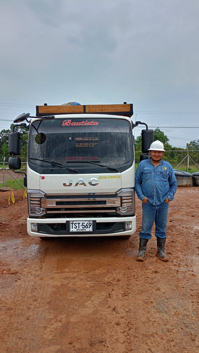 Empleado de Car Plus con camión JAC