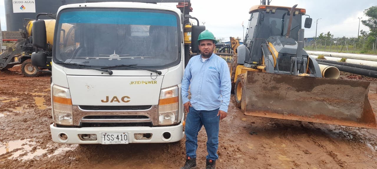 Empleado de Car Plus en obra